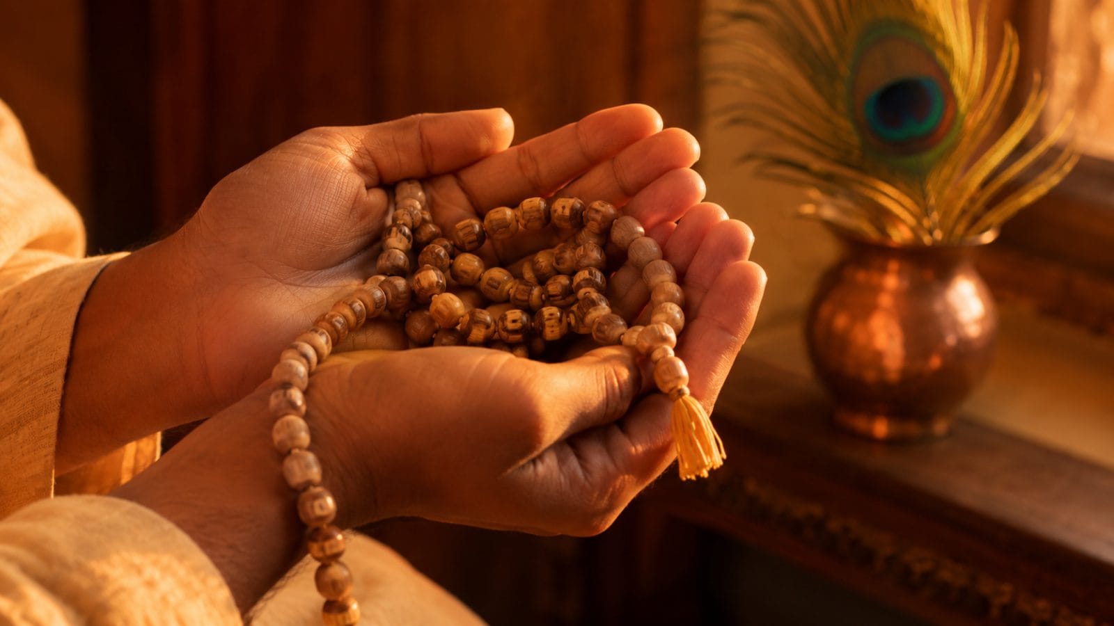 हरे कृष्ण महामंत्र का जप करते कृष्णभक्त